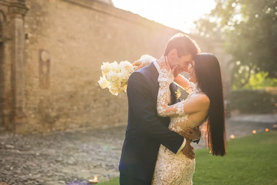 Sposi abbracciati al tramonto in controluce, esempio delle tendenze fotografia matrimonio Brescia