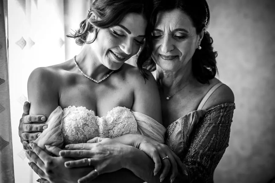 Momento emozionante tra sposa e madre catturato secondo le tendenze fotografia matrimonio Brescia