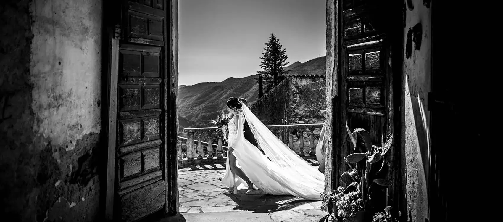 sposa che va verso la chiesa con un corteo