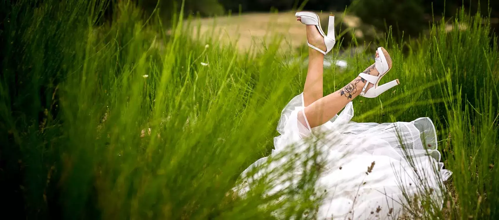 sposa che è caduta nell'erba