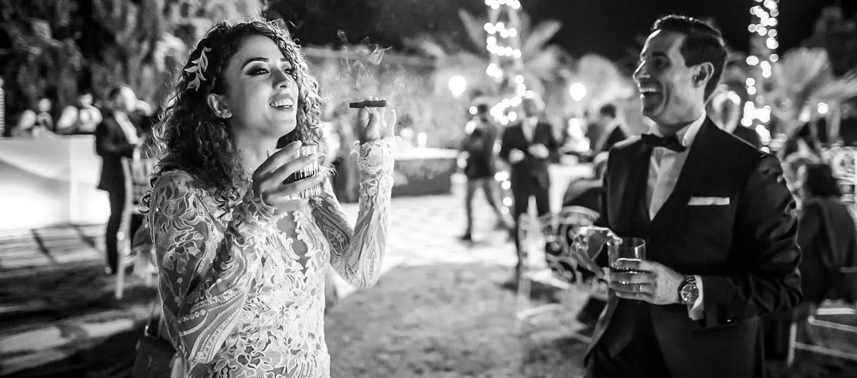 sposa che fuma un sigaro durante i balli