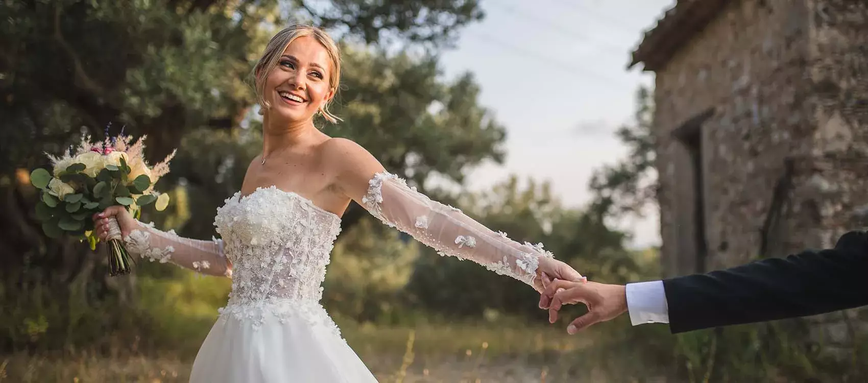 sposa che prende per mano lo sposo