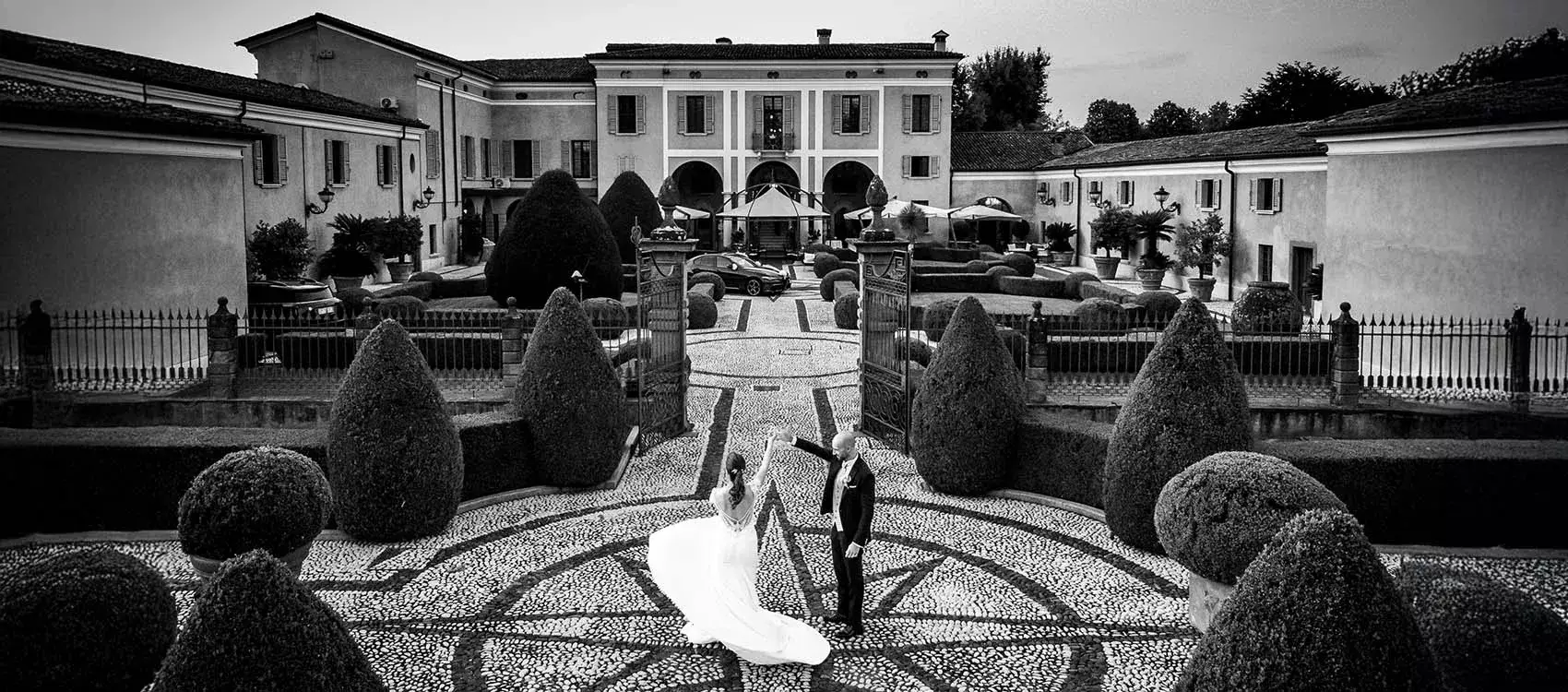 sposi che ballano in centro di una piazza